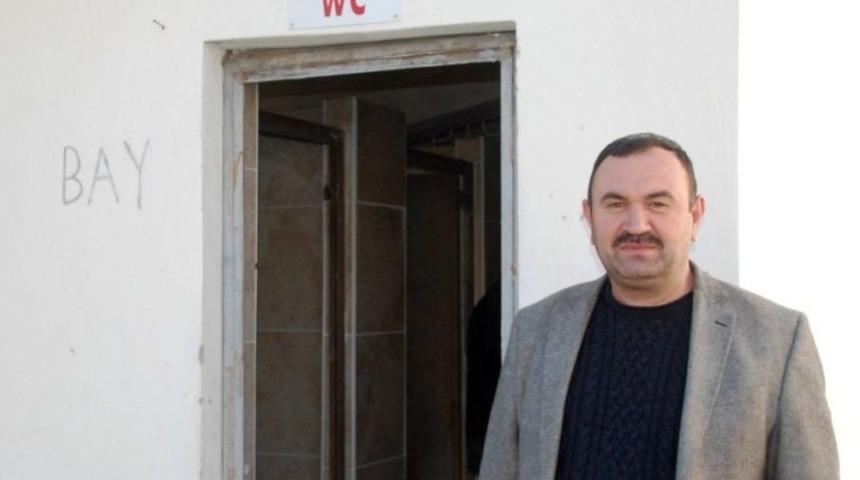 Caminin Tuvalet Kapısını &Ccedil;aldılar