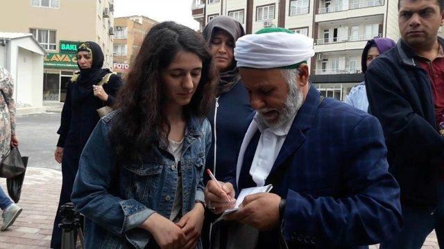 (özel) Halk Otobüsünde Şeker Dağıtan Vatandaş Yolcuların Kandilini Kutladı