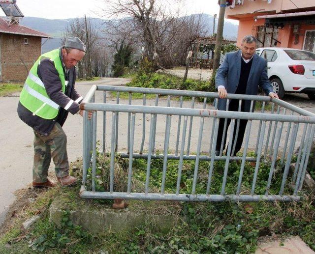 Yol Ortasındaki Mezar Merak Konusu Oldu 2