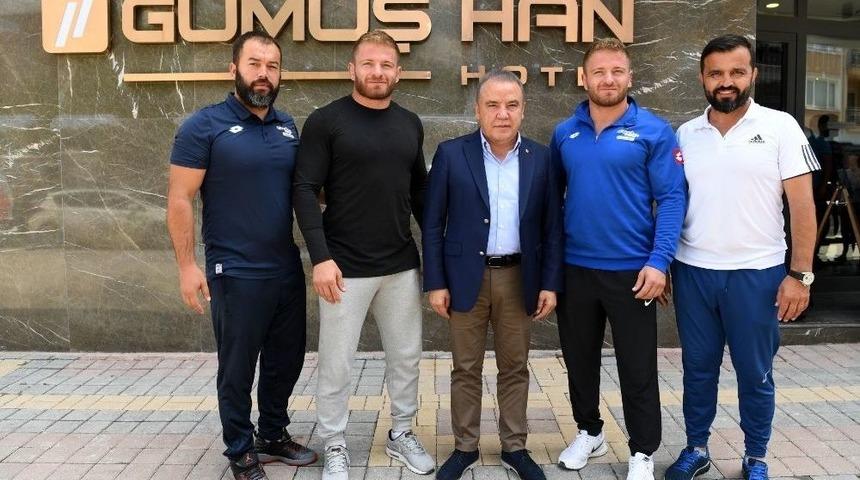 Başkan Böcek, Pehlivanları Ziyaret Etti