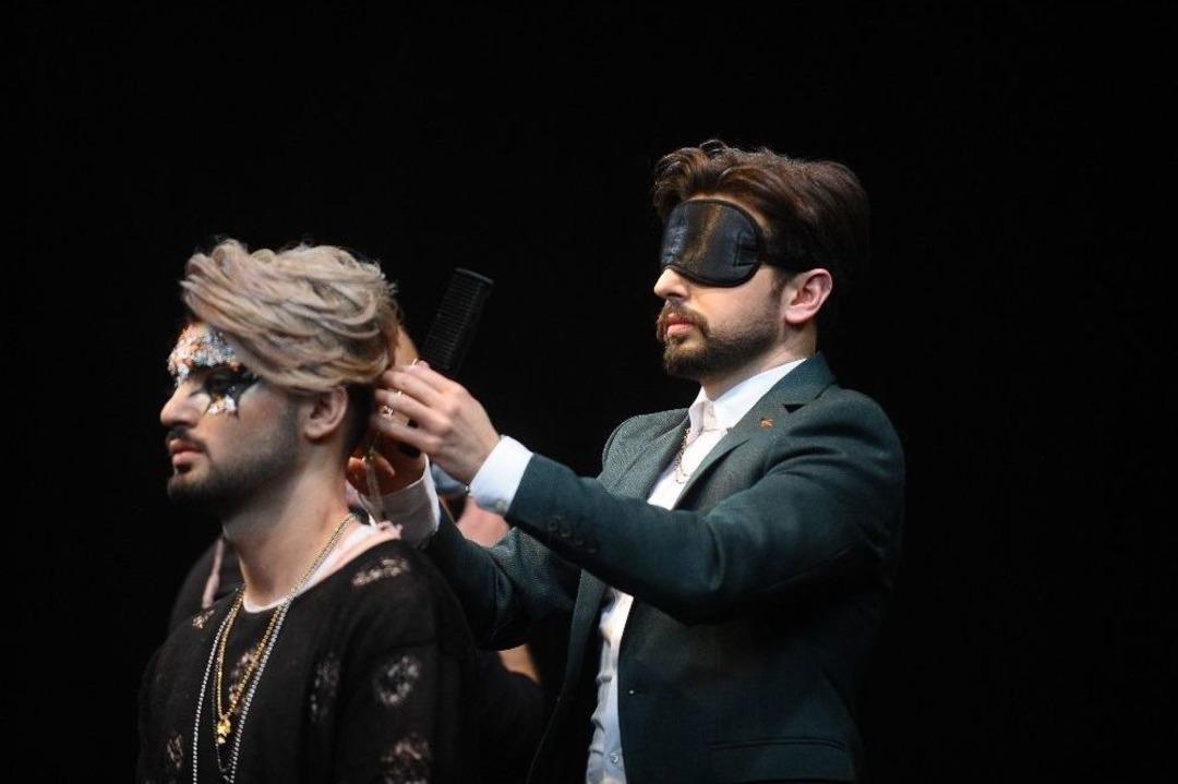 Kellelerini G&ouml;zleri Kapalı Ellerinde Ustura Bulunan Berberlere Teslim Ettiler