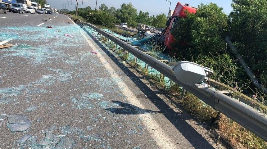 Cam Y&uuml;kl&uuml; Tır Tem Otoyolunda Kaza Yaptı: 1 Yaralı