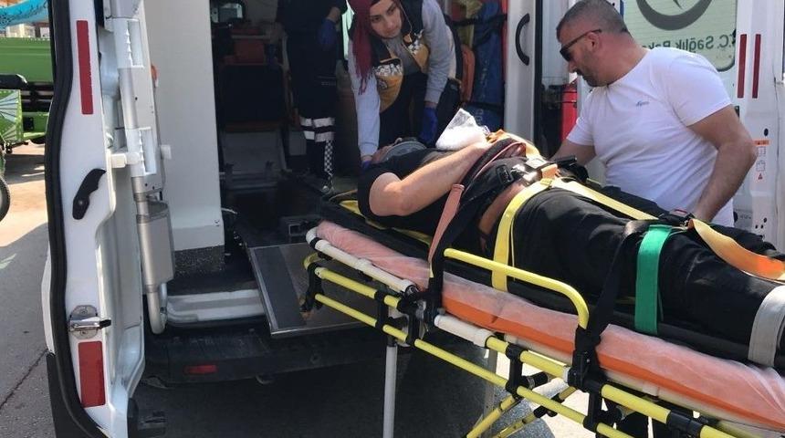 Motosiklet, Pikabın Kapısına &Ccedil;arptı: 1 Yaralı