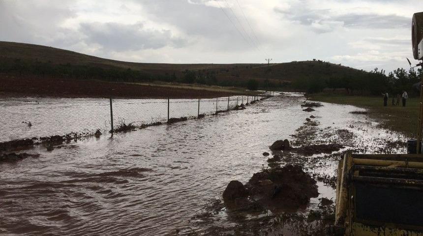 Hilvan&rsquo;da Ekinleri Sel Suları Vurdu