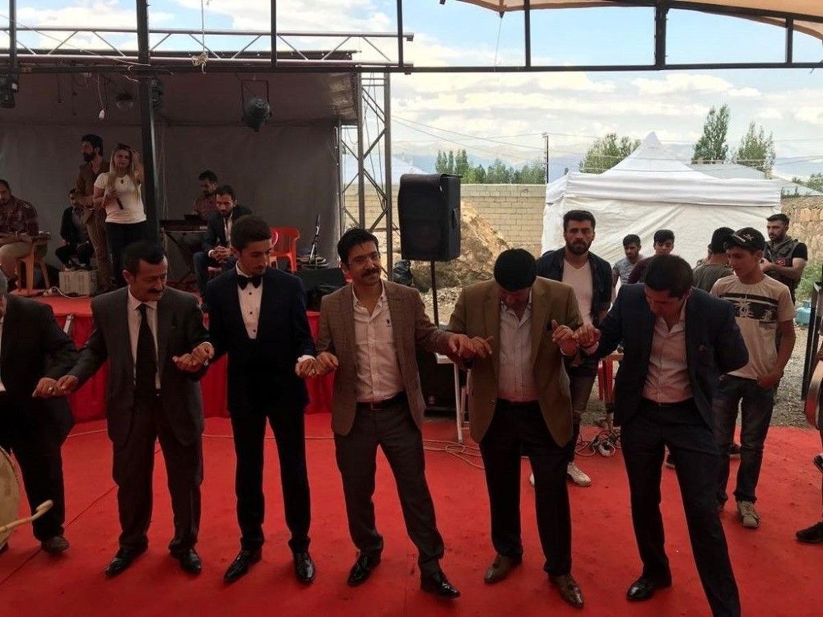 Kaymakam &Ouml;zt&uuml;rk, Gen&ccedil; &Ccedil;iftin D&uuml;ğ&uuml;n&uuml;ne Katılarak Halay &Ccedil;ekti