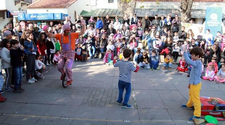 Çocuk Senfoni Orkestrası Yat Limanında Konser Verdi