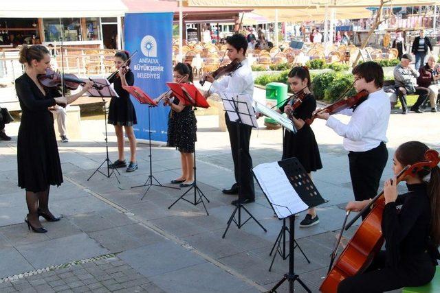 Çocuk Senfoni Orkestrası Yat Limanında Konser Verdi