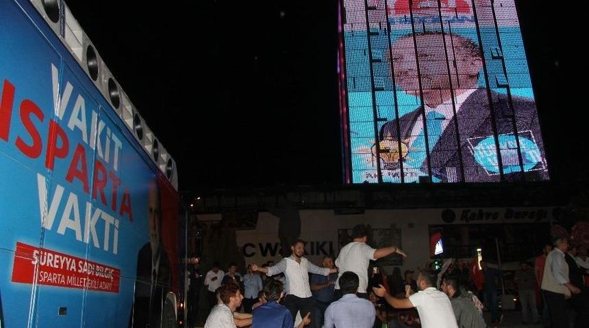 Seçim Sonuçlarını Düğün Yapar Gibi Kutladılar