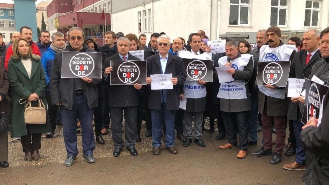 &Ouml;ğrencilerinin Dalga Ge&ccedil;tiği &Ouml;ğretmene Meslektaşları Sahip &Ccedil;ıktı