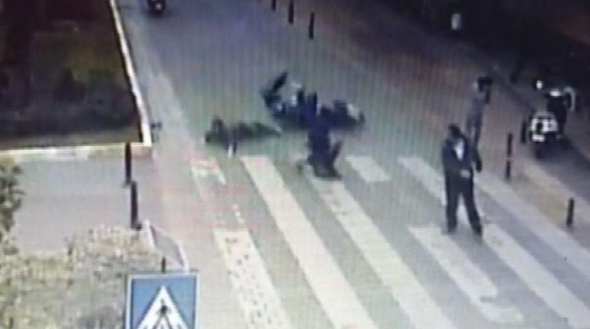 Anne Ve &Ccedil;ocuğu Motosikletin Altında Kalmaktan Son Anda Kurtuldu