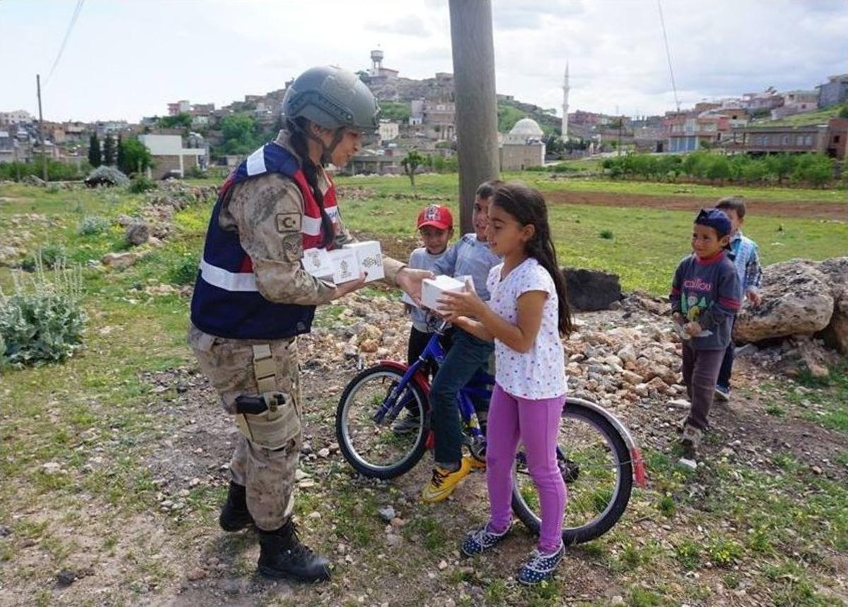 Berat Kandili&rsquo;nde Kandil Simidi Dağıtıldı