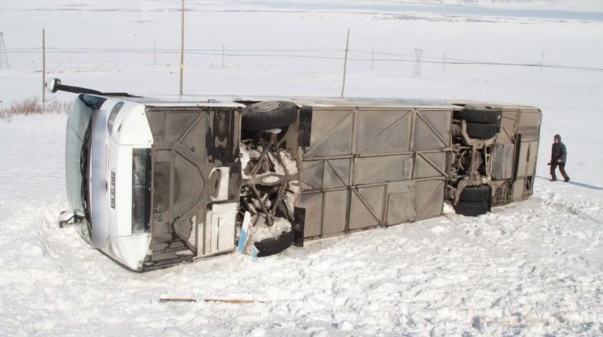 Ardahan&rsquo;da Yolcu Otob&uuml;s&uuml; Şarampole Yuvarlandı: 4 Yaralı