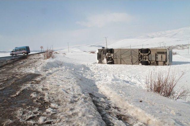 Ardahan’da Yolcu Otobüsü Şarampole Yuvarlandı: 4 Yaralı