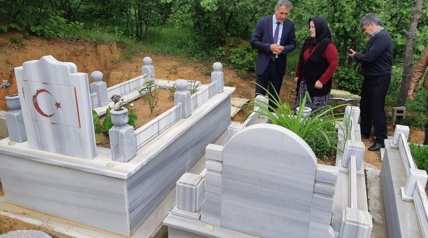 1 Mayıs &Ouml;ncesi Şehit Madencinin Mezarını Ziyaret Ettiler