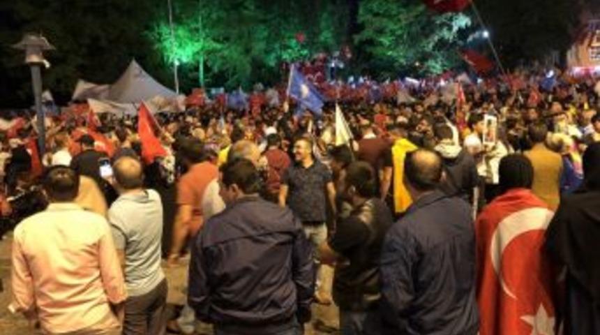 &Ccedil;orlu Se&ccedil;im Sonu&ccedil;larını Halaylarla, Konvoylarla Kutladı