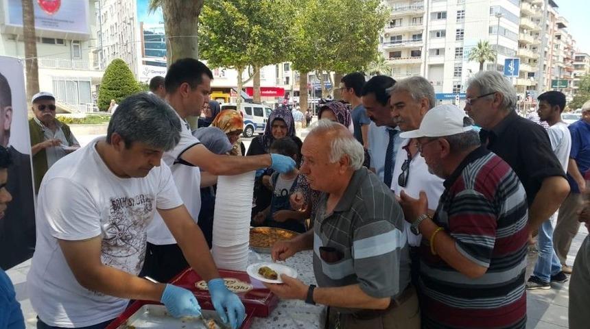 Erdoğan&rsquo;ın Zaferini Baklava Dağıtarak Kutladı
