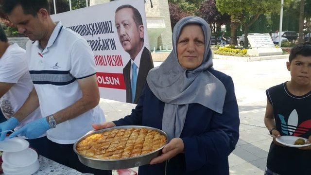 Erdoğan’ın Zaferini Baklava Dağıtarak Kutladı