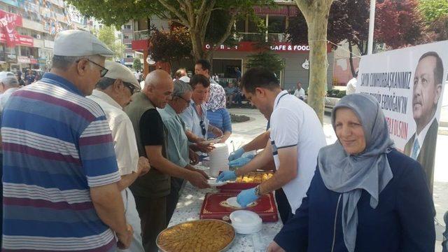 Erdoğan’ın Zaferini Baklava Dağıtarak Kutladı