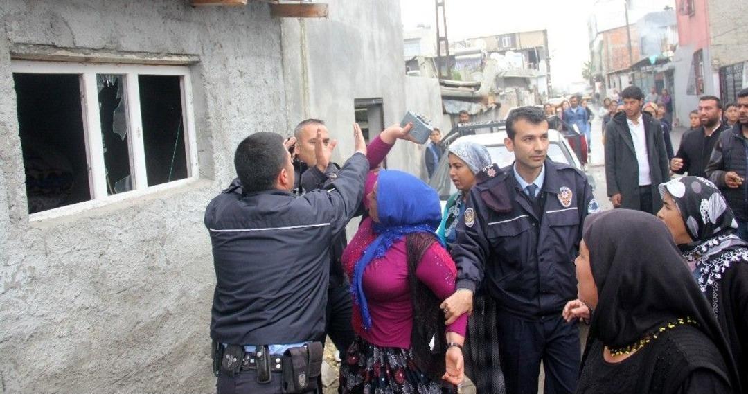 4 Yaşındaki &Ccedil;ocuğa Tecav&uuml;z Eden Zanlının Evini Taşladılar