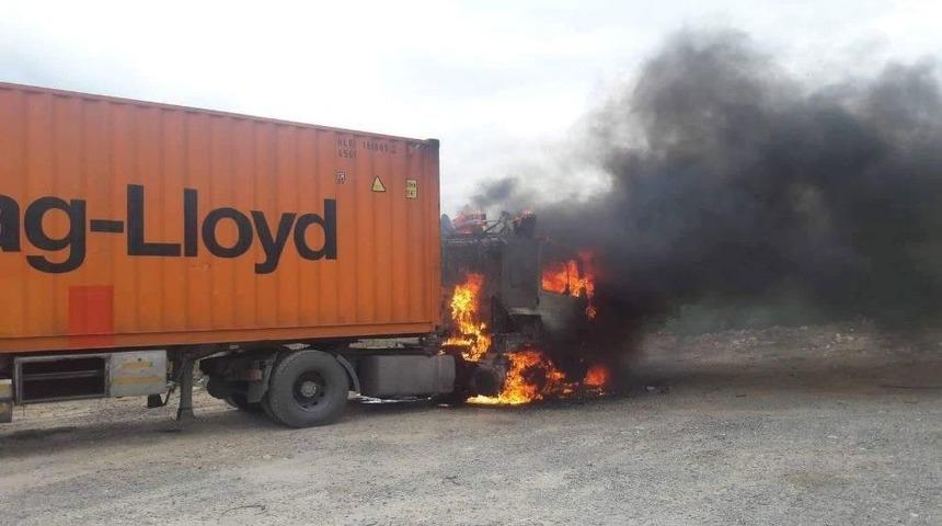 Elyaf Y&uuml;kl&uuml; Tır Alev Alev Yandı