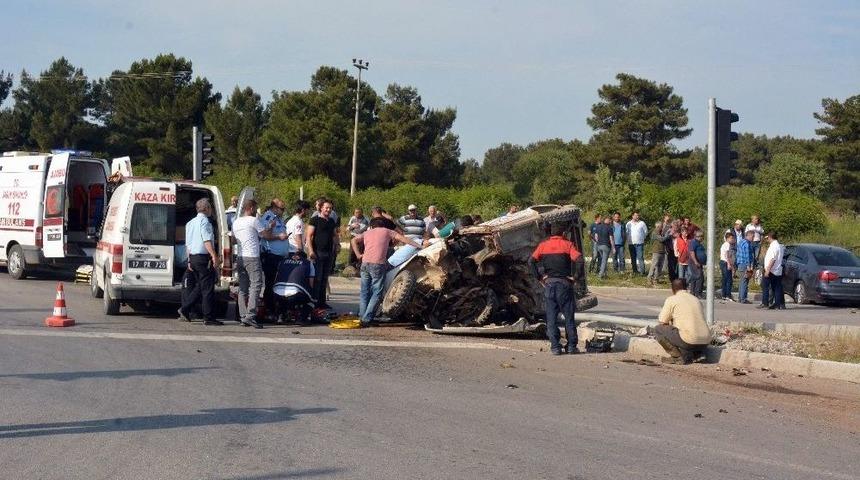 Otomobil İle Cip &Ccedil;arpıştı: 1 &Ouml;l&uuml;, 4 Yaralı