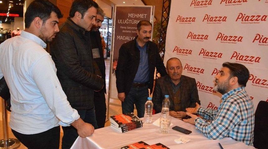 &ldquo;madalyasız&rdquo;ın Yazarı Okuyucularıyla Buluştu