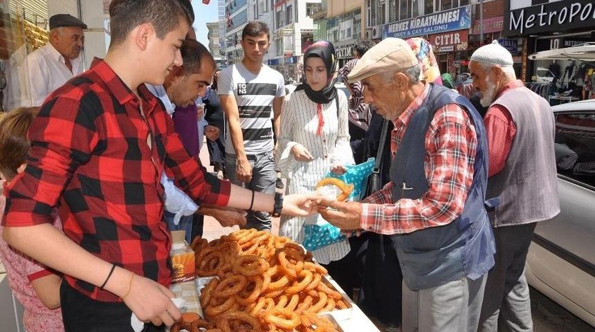 Erdoğan&rsquo;ın Se&ccedil;im Zaferini Tatlı Dağıtarak Kutladı