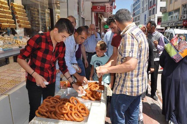 Erdoğan’ın Seçim Zaferini Tatlı Dağıtarak Kutladı