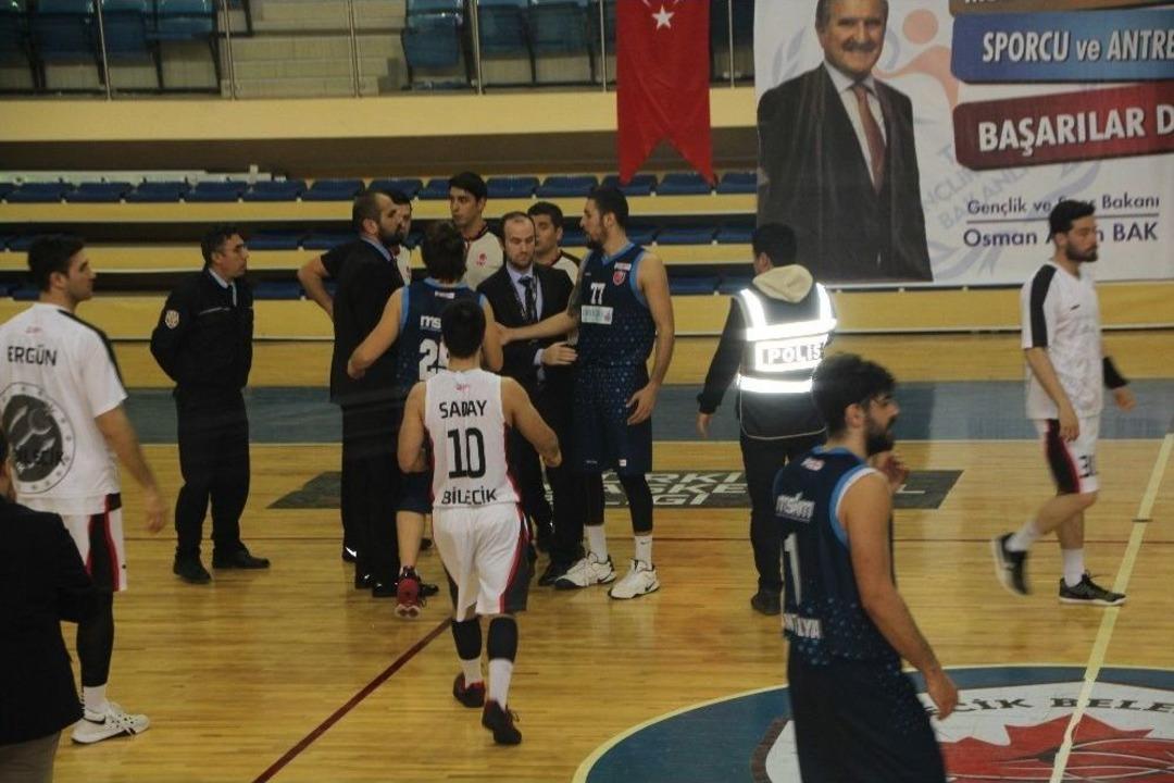 Gergin Ma&ccedil;ın Son Saniyelerinde Saha İ&ccedil;i Karıştı