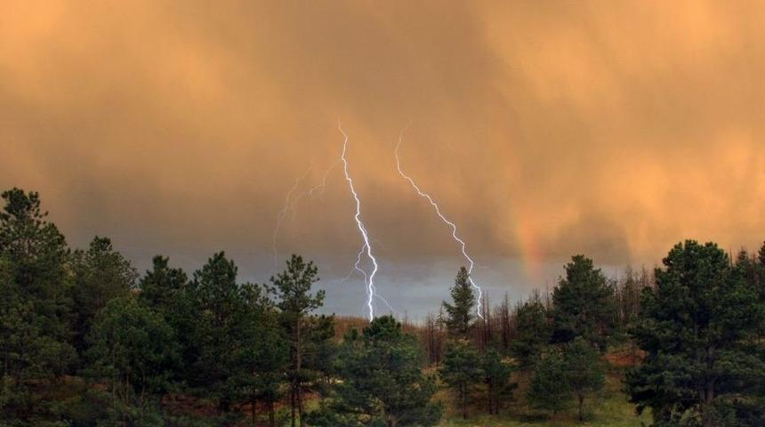 Yıldırım &Ccedil;arpan Biri &Ccedil;ocuk 3 Kişi Hastaneye Kaldırıldı