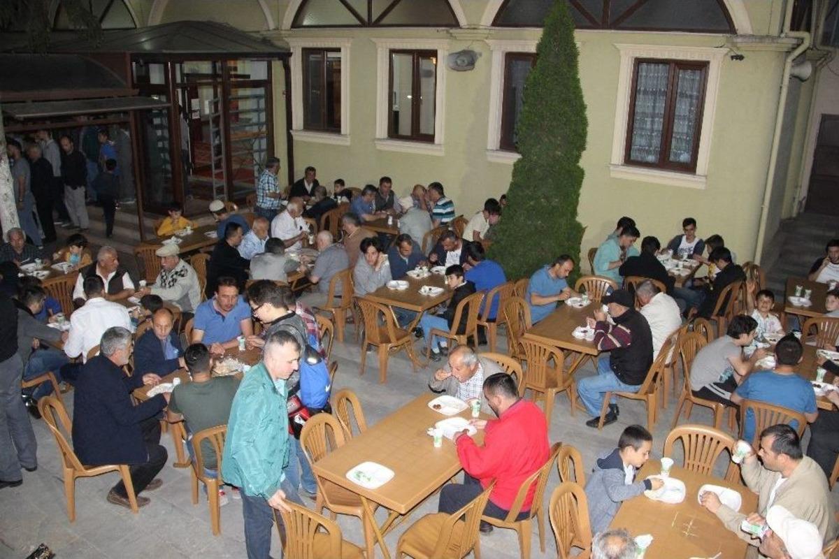 D&uuml;zce&rsquo;de Asırlık Kandil Geleneği S&uuml;r&uuml;yor