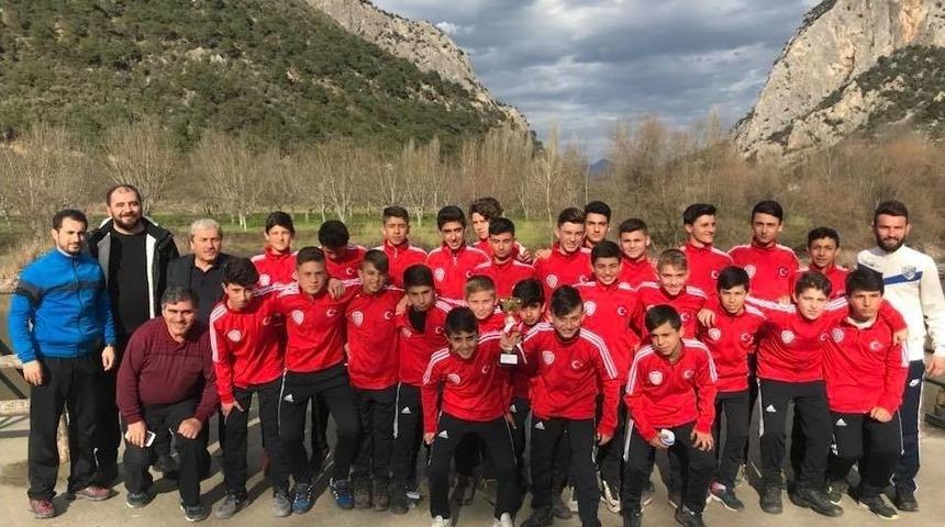 Başkan Şahin Şampiyon Olan Takımı Tebrik Etti