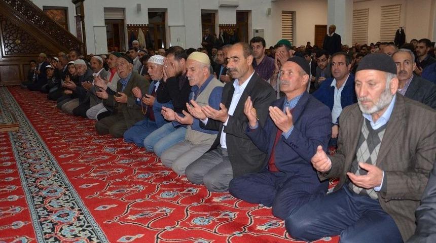 Berat Kandili&rsquo;nde Camiler Doldu Taştı