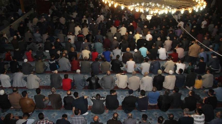 Berat Kandili&rsquo;nde Camiler Doldu Taştı