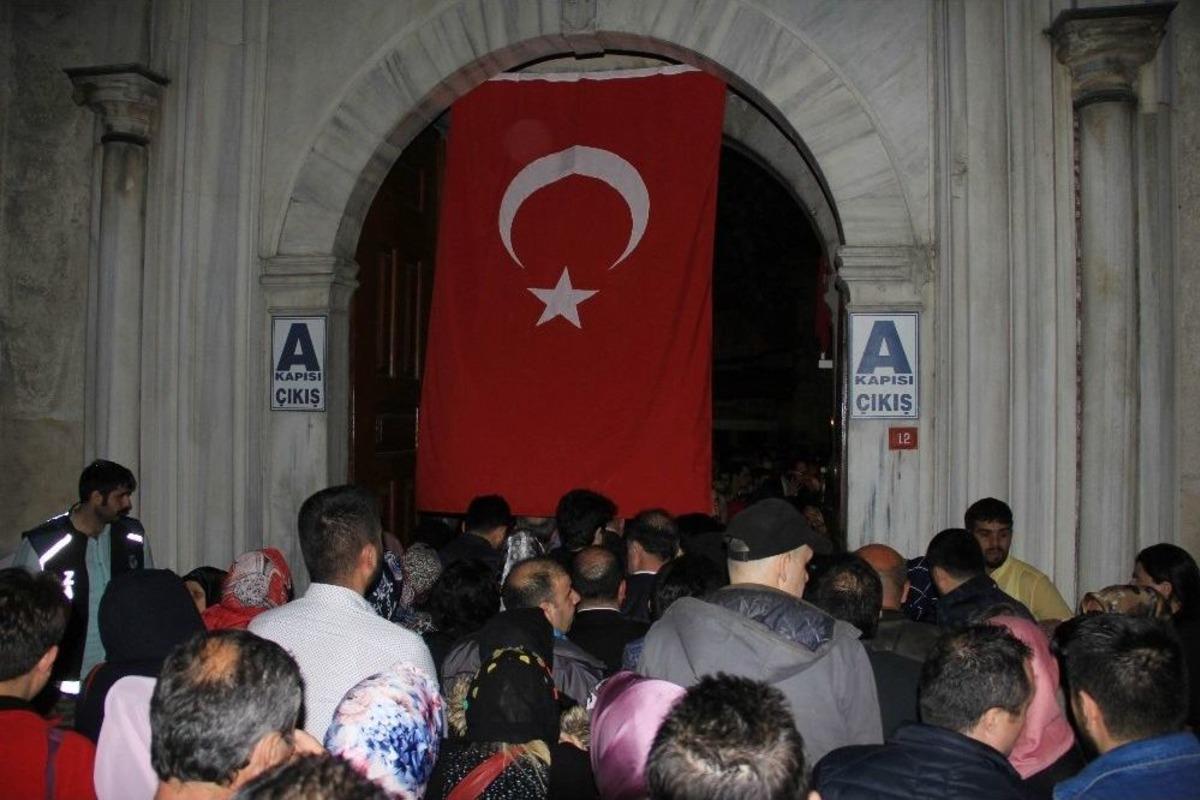 Ey&uuml;p Sultan Camisi&rsquo;nde Berat Kandili Coşkusu