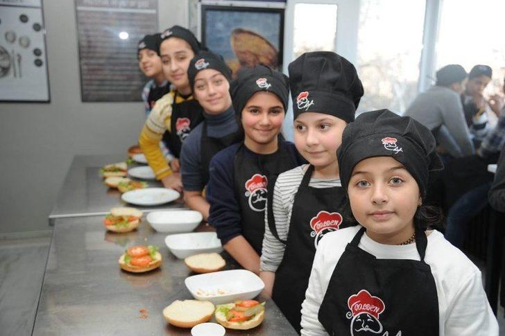 Türk Ve Suriyeli Çocuklar El Ele Yemek Yaptı G3