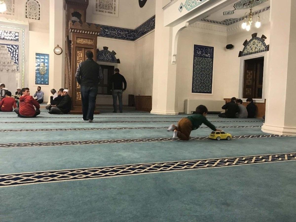Mevlide Arabası İle Gelen &Ccedil;ocuk Cami Dolana Kadar Oyun Oynadı