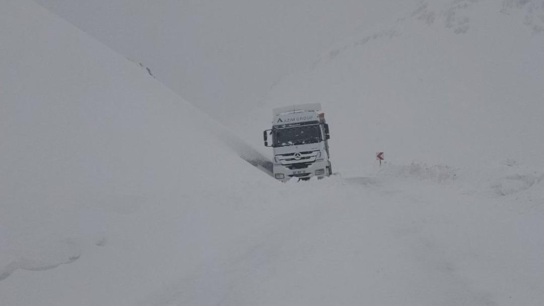 Van- Bah&ccedil;esaray Yolunda Karla M&uuml;cadele