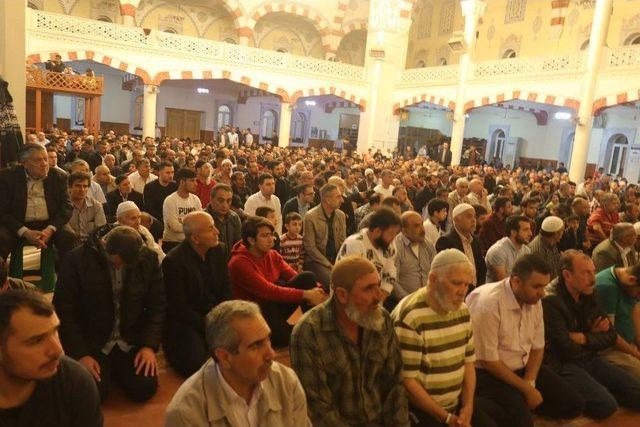 Gaziantepliler Berat Kandili&rsquo;nde Camilere Akın Etti 1