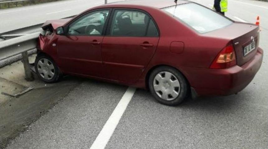 Kontrolden &Ccedil;ıkan Otomobil Bariyerlere &Ccedil;arptı: 2 Yaralı