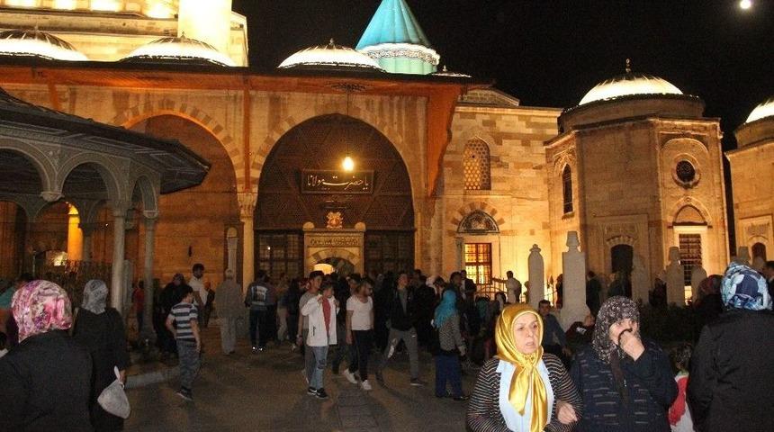 Berat Kandili&rsquo;nde Vatandaşlar Mevlana&rsquo;ya Akın Etti