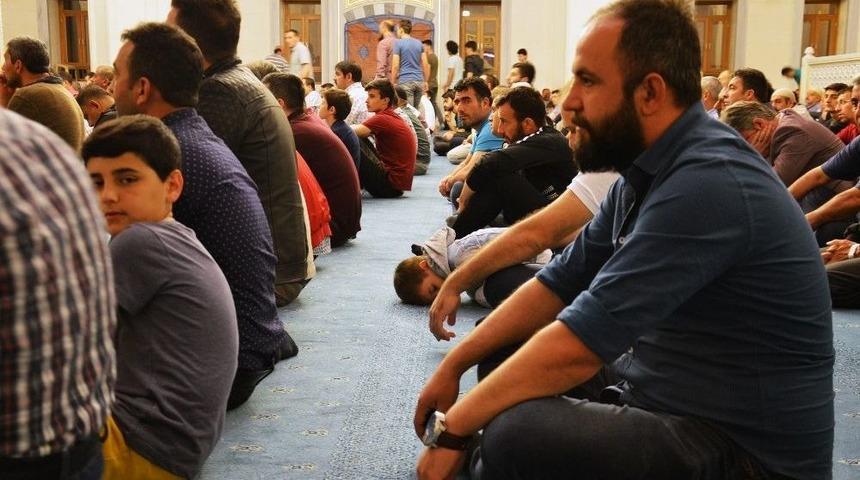 Berat Kandili&rsquo;nde Camiler Doldu, Taştı