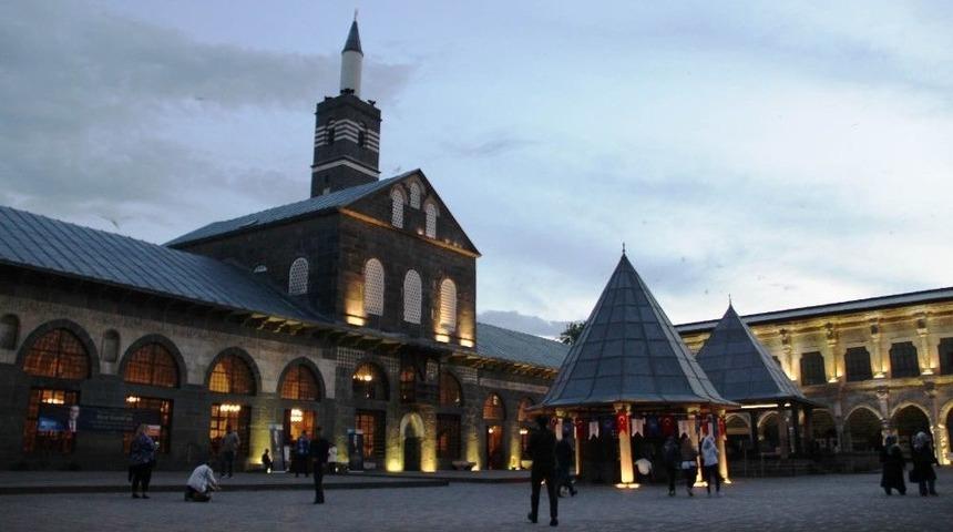 Diyarbakır&rsquo;da Berat Kandili Dualarla İhya Edildi