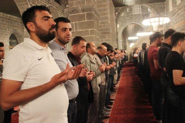 Diyarbakır’da Berat Kandili Dualarla İhya Edildi
