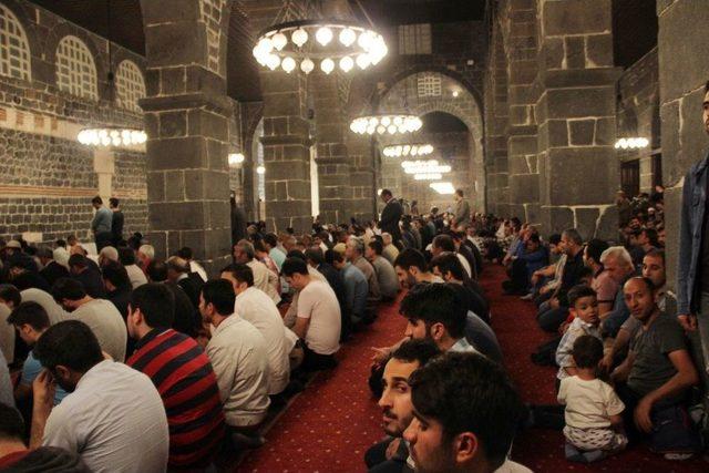 Diyarbakır&rsquo;da Berat Kandili Dualarla İhya Edildi 3