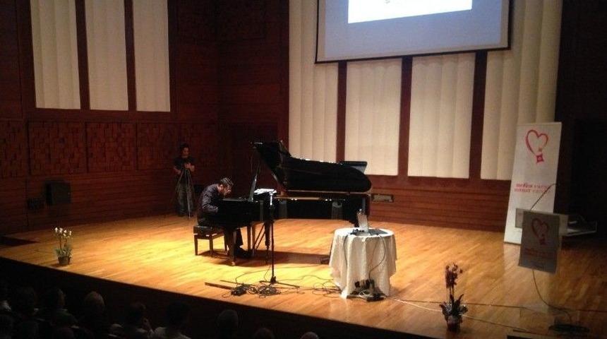 D&uuml;nyada Bir İlki Ge&ccedil;ekleştirdi: G&ouml;zleriyle Yan Fl&uuml;t &Ccedil;aldı