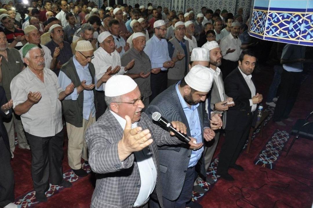 Balıkesir&rsquo;de Berat Kandili&rsquo;nde Camiler Doldu Taştı