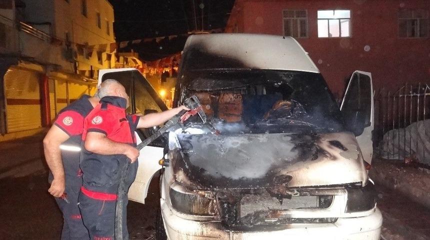 Ceylanpınar&rsquo;da Park Halindeki Minib&uuml;s Yandı