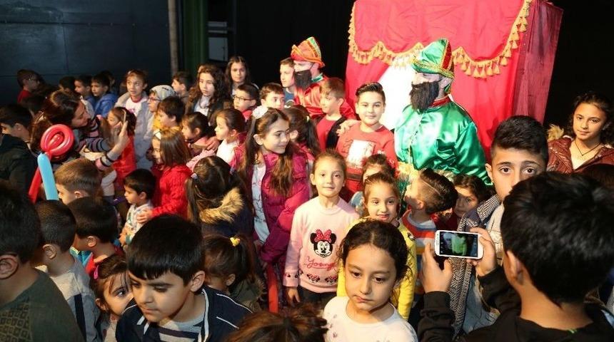 Başkan &Ouml;zkan, &Ccedil;ocuklarla Tiyatro İzledi