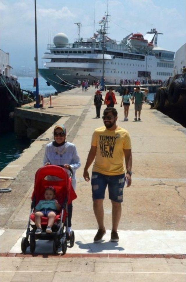 Lübnanlı Turistler Kruvaziyer Gemisi İle Alanya’ya Geldi